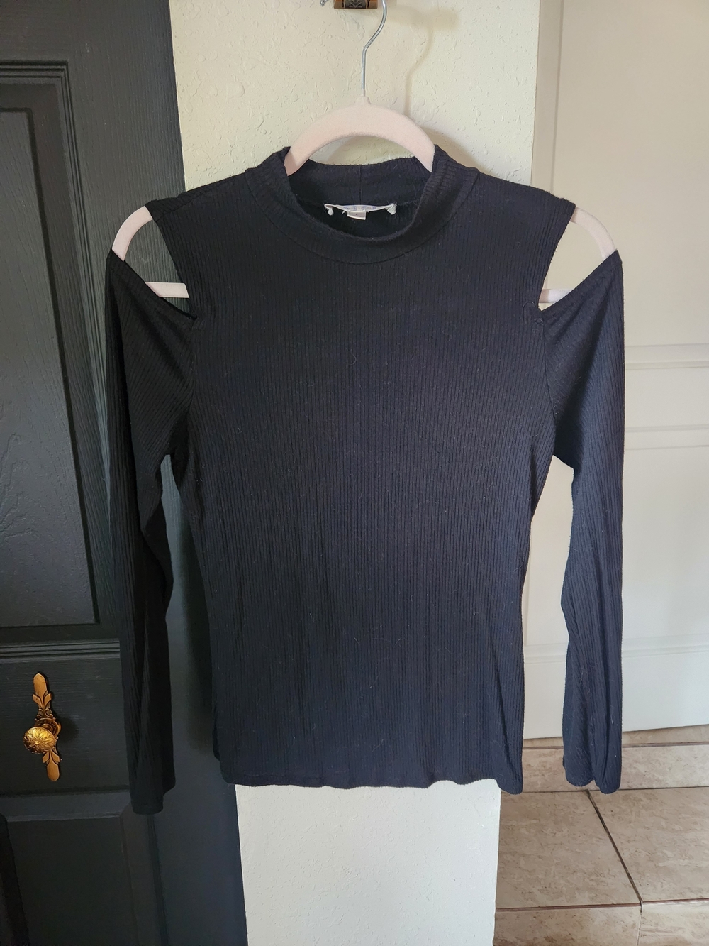 Cold-Shoulder Ribbed Long-Sleeve Top - Black